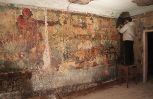 В Королёве начали извлечение фрески художника из-под завалов дома Стройбюро